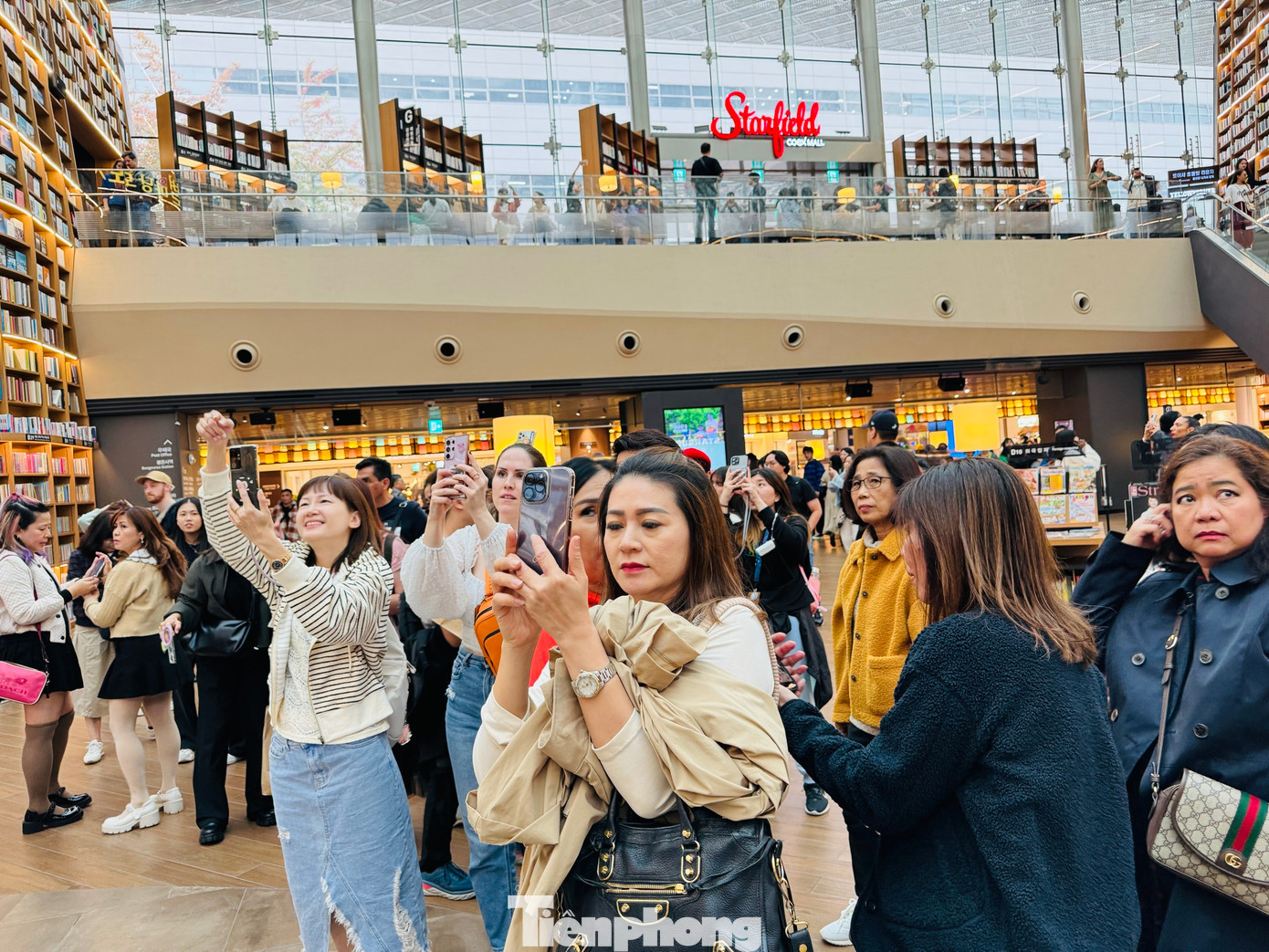 Bên cạnh không gian đọc sách, thư viện khổng lồ này còn là nơi diễn ra các buổi diễn thuyết, giao lưu, buổi hòa nhạc, các hoạt động văn hóa thú vị thu hút hàng trăm lượt khách mỗi ngày.