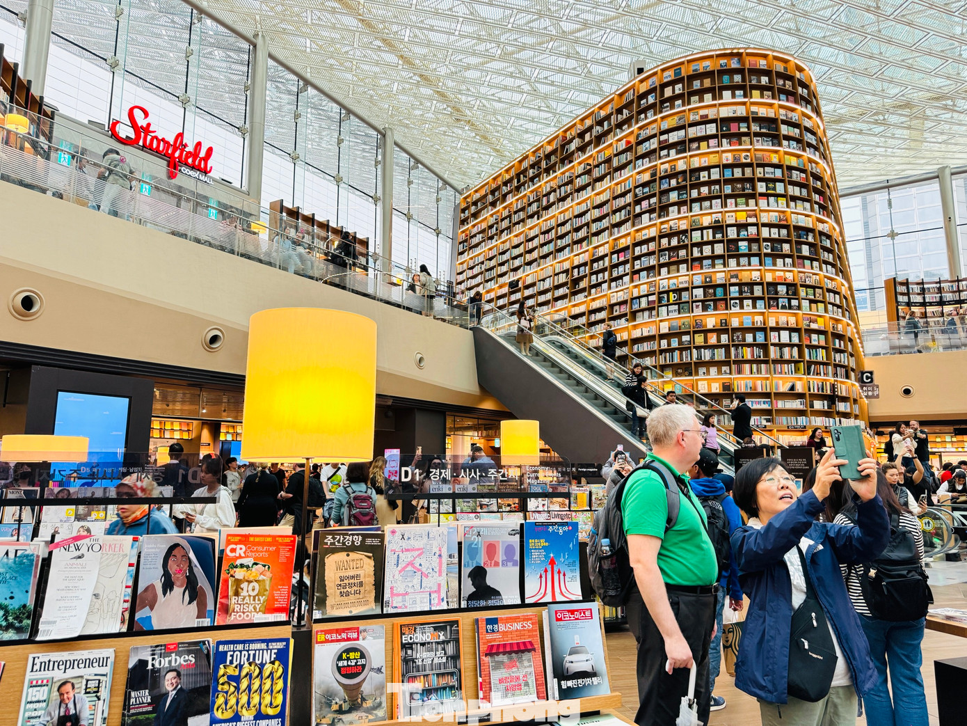 Startfield sở hữu hơn 50.000 đầu sách và tạp chí. Đa phần sách ở đây đều là sách tiếng Hàn nhưng với du khách quốc tế, thư viện vẫn có một lượng lớn ấn phẩm tiếng Anh, đáp ứng mọi nhu cầu.