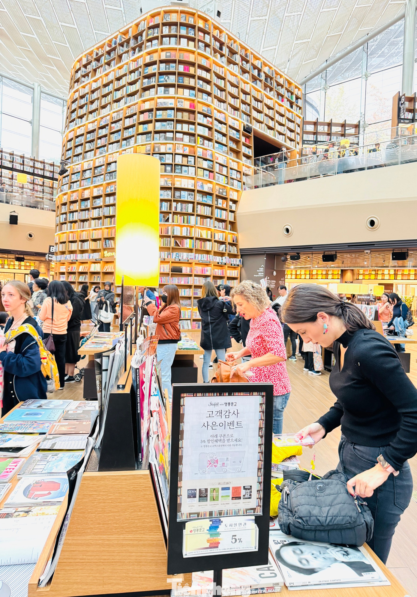 Với những du khách ngại lang thang để tìm một cuốn sách hoặc có nhu cầu tra cứu cấp tốc thì thư viện luôn sẵn một dãy hàng chục chiếc iPad chứa sẵn hàng nghìn đầu sách điện tử (e-book) và tạp chí để mọi người lựa chọn.