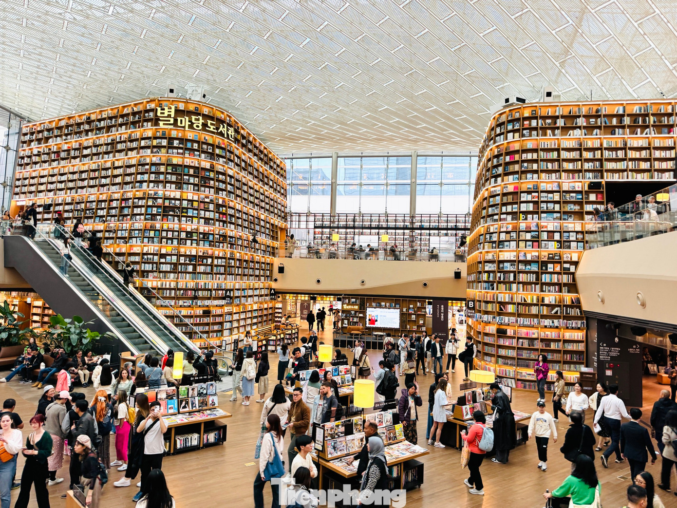 Thư viện sách khổng lồ mang tên Starfield nằm dưới lòng đất thuộc một trung tâm thương mại ở Seoul, Hàn Quốc.