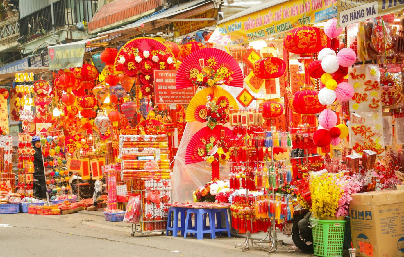 Càng gần Tết, không khí trên con phố cũng càng trở nên ấm cúng, nhộn nhịp hơn.
