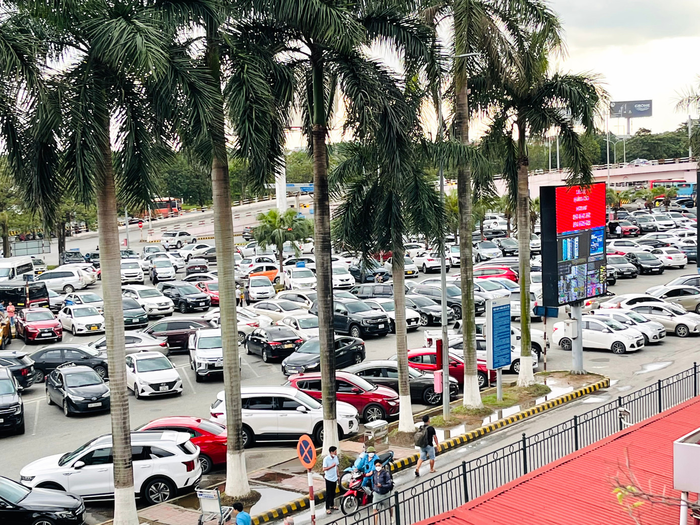 Trong ngày đầu của đợt nghỉ lễ, Cảng Hàng không quốc tế Nội Bài nhộn nhịp hơn thường lệ. Bãi đỗ xe chật kín, không còn một chỗ trống.