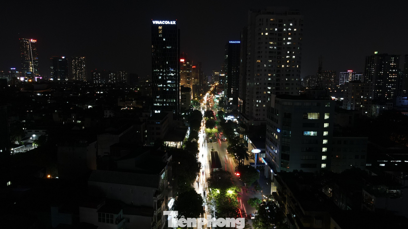 Đang trong mùa cao điểm, mới đây để đảm bảo hệ thống điện an toàn và ổn định nhất, Tổng công ty Điện lực TP Hà Nội đã đề nghị các đơn vị chiếu sáng thực hiện tiết giảm tối thiểu 50% công suất hệ thống chiếu sáng công cộng.