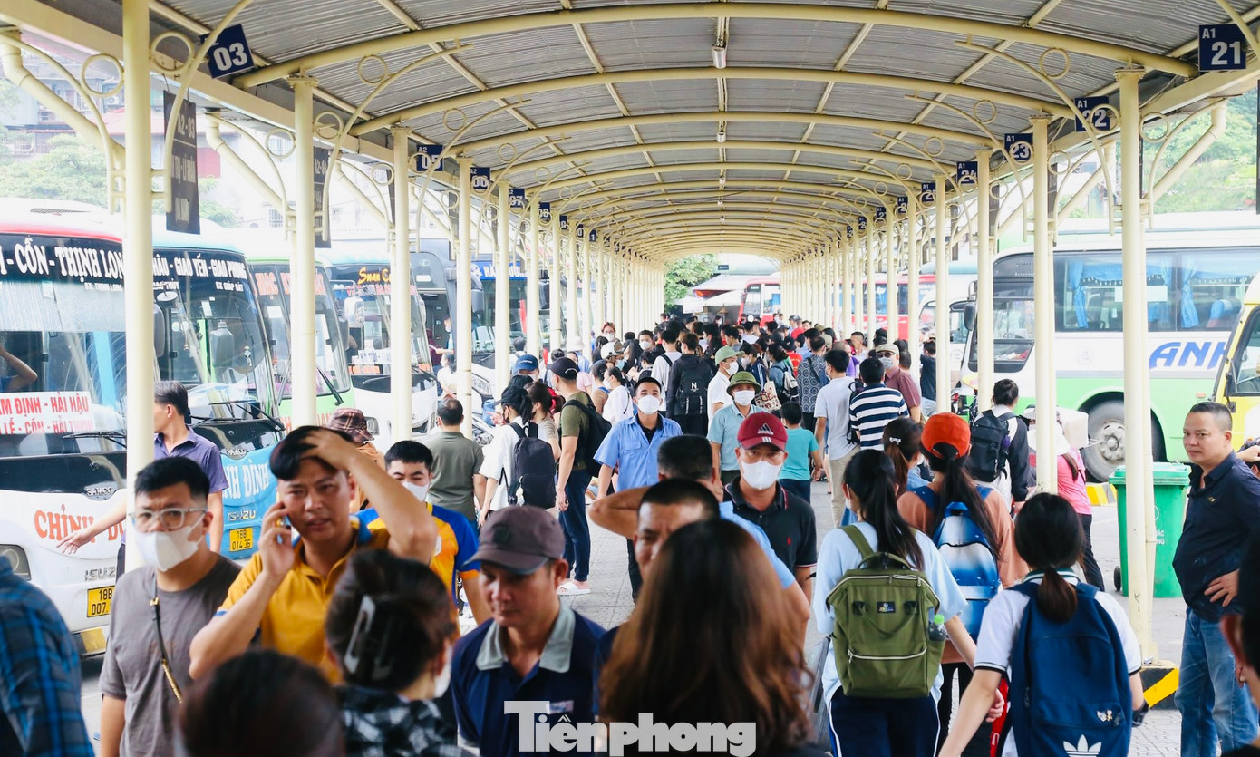 Đầu giờ chiều 28/4, người dân ở Thủ đô đổ dồn ra bến xe Mỹ Đình, Giáp Bát... để về quê nghỉ lễ.