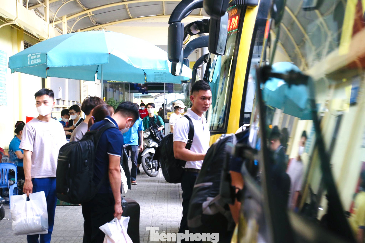 Dịp nghỉ lễ này cũng thường trùng với dịp khai trương mùa du lịch tại nhiều tỉnh thành, nên nhu cầu đi lại của nhân dân tăng mạnh, lưu lượng hành khách tập trung vào một số địa phương, đặc biệt những địa phương có điểm tham quan, du lịch.