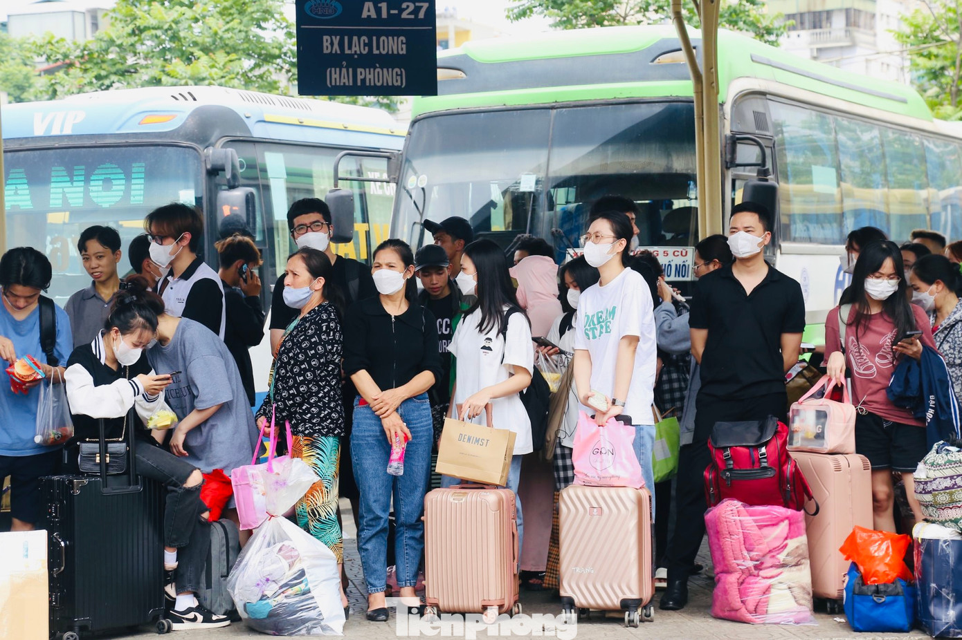 Lượng khách tăng đột biến so với ngày thường khiến nhiều nhà xe phải vất vả sắp xếp thậm chí từ chối nhận khách do xe hết chỗ.