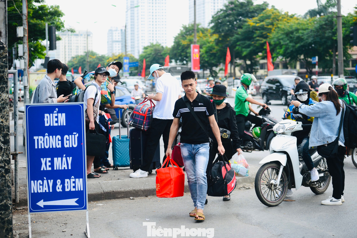 Người dân lỉnh kỉnh đồ đạc ra bến xe về quê nghỉ lễ.