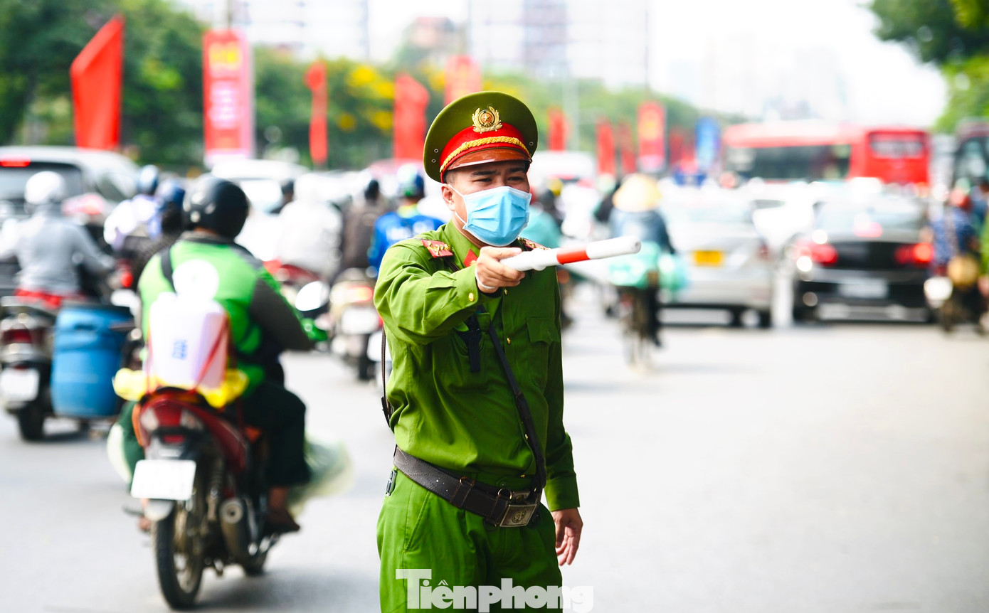 Lực lượng chức năng căng mình điều tiết giao thông tại các điểm ra vào bến xe.