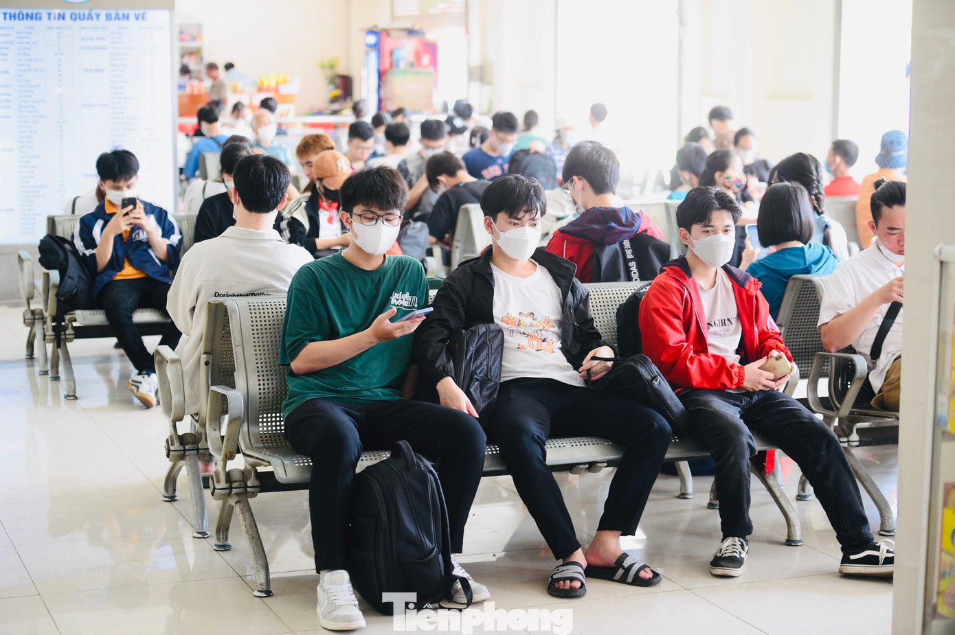 Nhiều hành khách phải ngồi đợi chuyến hàng giờ đồng hồ trong nhà chờ.