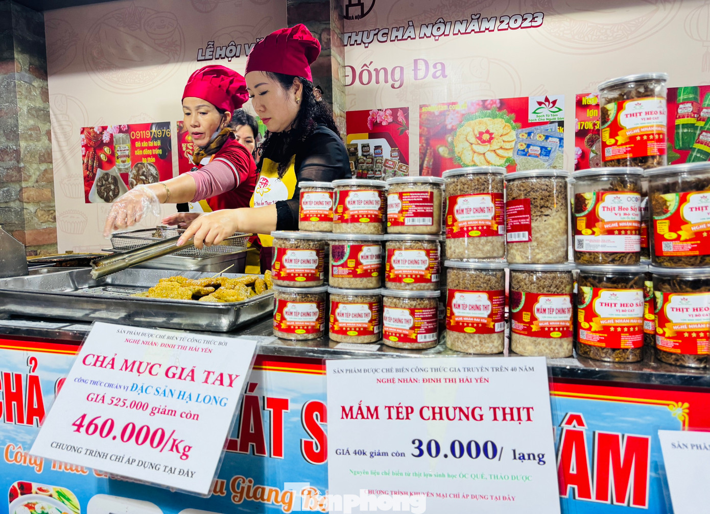 Các tỉnh thành khác cũng mang đến hàng loạt đặc sản nổi tiếng như bánh chưng gù, thịt treo gác bếp và mật ong bạc hà của Hà Giang, cà phê và sữa Sơn La. Rượu hoa cúc, bánh phu thê, nem Bùi Bắc Ninh hay thịt dê Ninh Bình, sâm Quảng Bình, cơm gà Hội An.