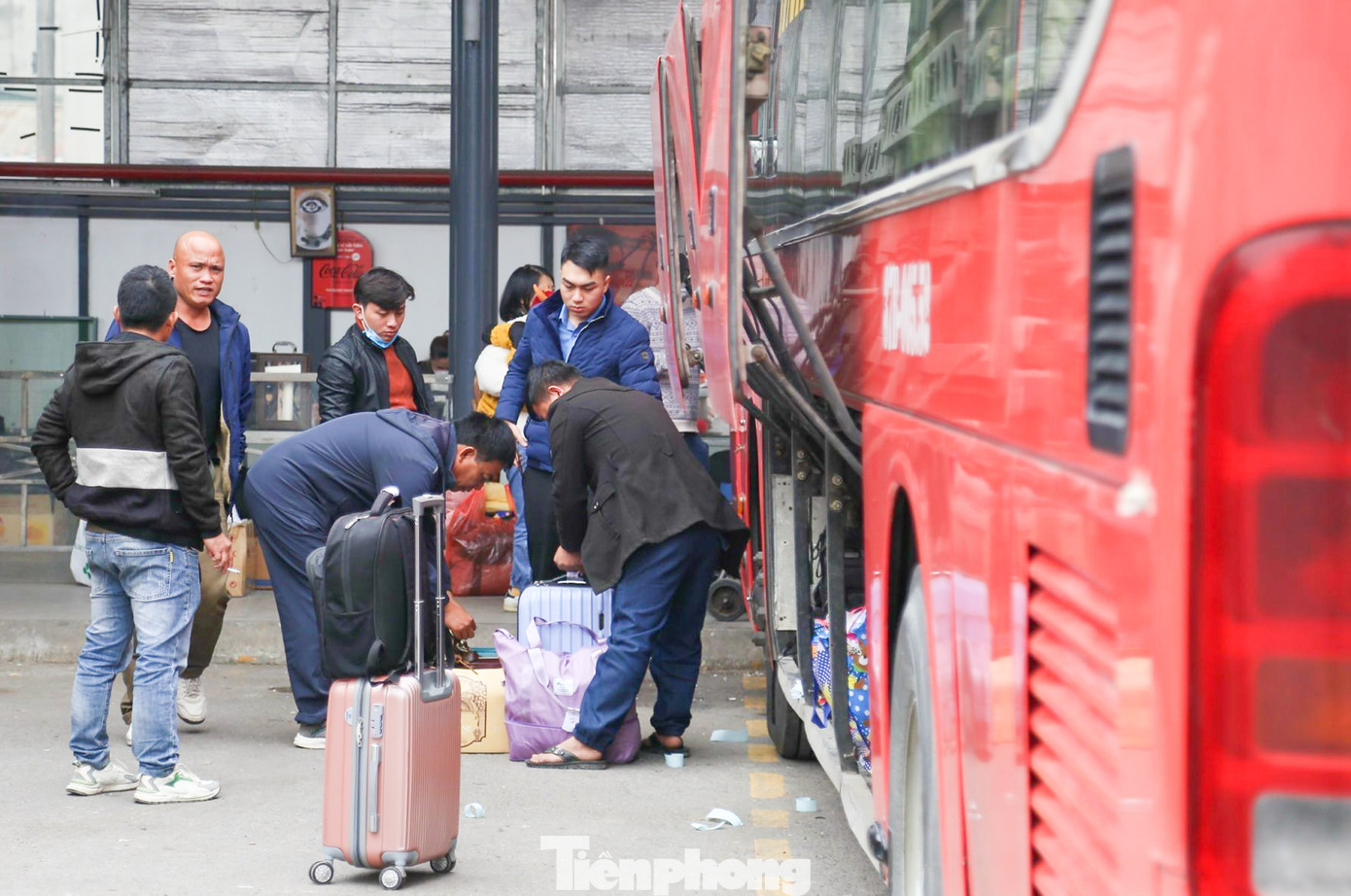 Càng về cuối giờ chiều, dòng người đổ về các bến xe như: Mỹ Đình, Giáp Bát ngày một đông đúc, nhộn nhịp hơn.