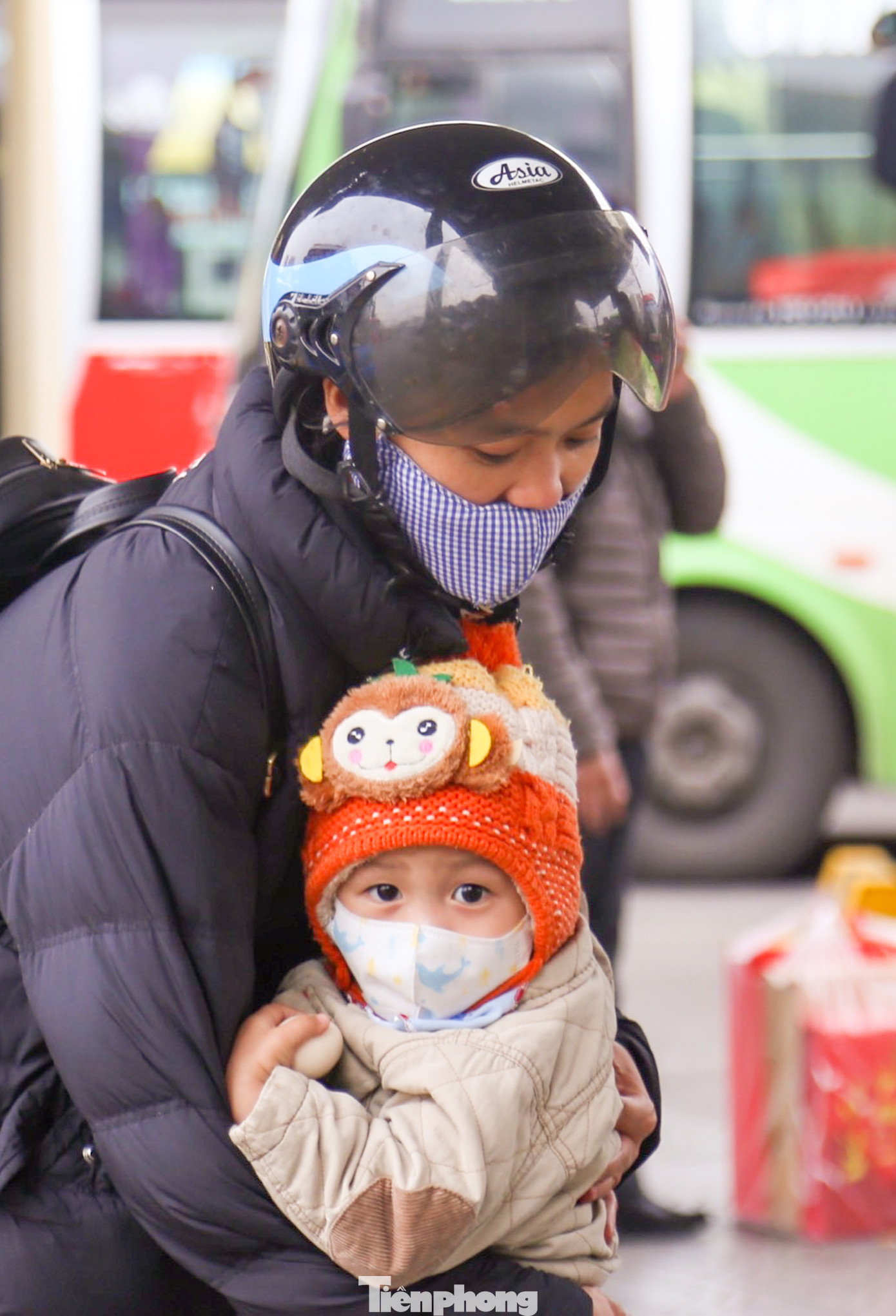 Em nhỏ háo hức theo mẹ lên xe về quê đón Tết.