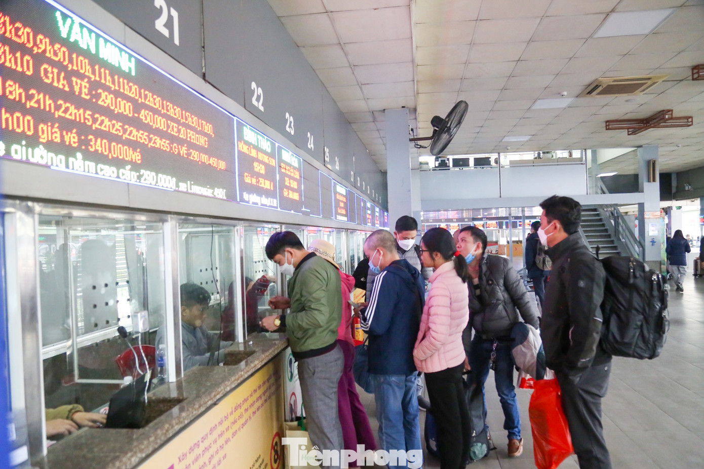 Các quầy vé luôn đông đúc, nhộn nhịp dòng người xếp hàng mua vé.