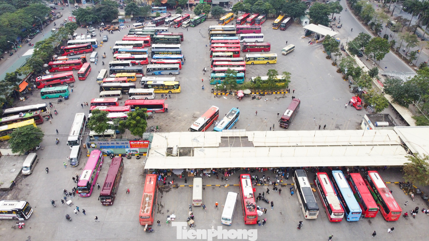 Tại bến xe Mỹ Đình, ô tô xếp hàng kín chờ đón khách.