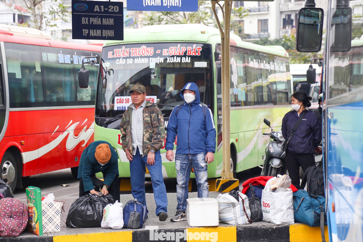 Người dân lỉnh kỉnh thu xếp đồ đạc chuyển lên xe chuẩn bị về quê đón Tết.