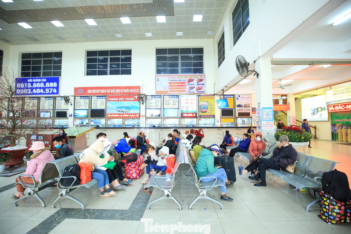 Tại khu vực nhà chờ, hành khách tấp nập mang theo hành lý háo hức rời thành phố về quê đón Tết Nguyên đán Quý Mão 2023.