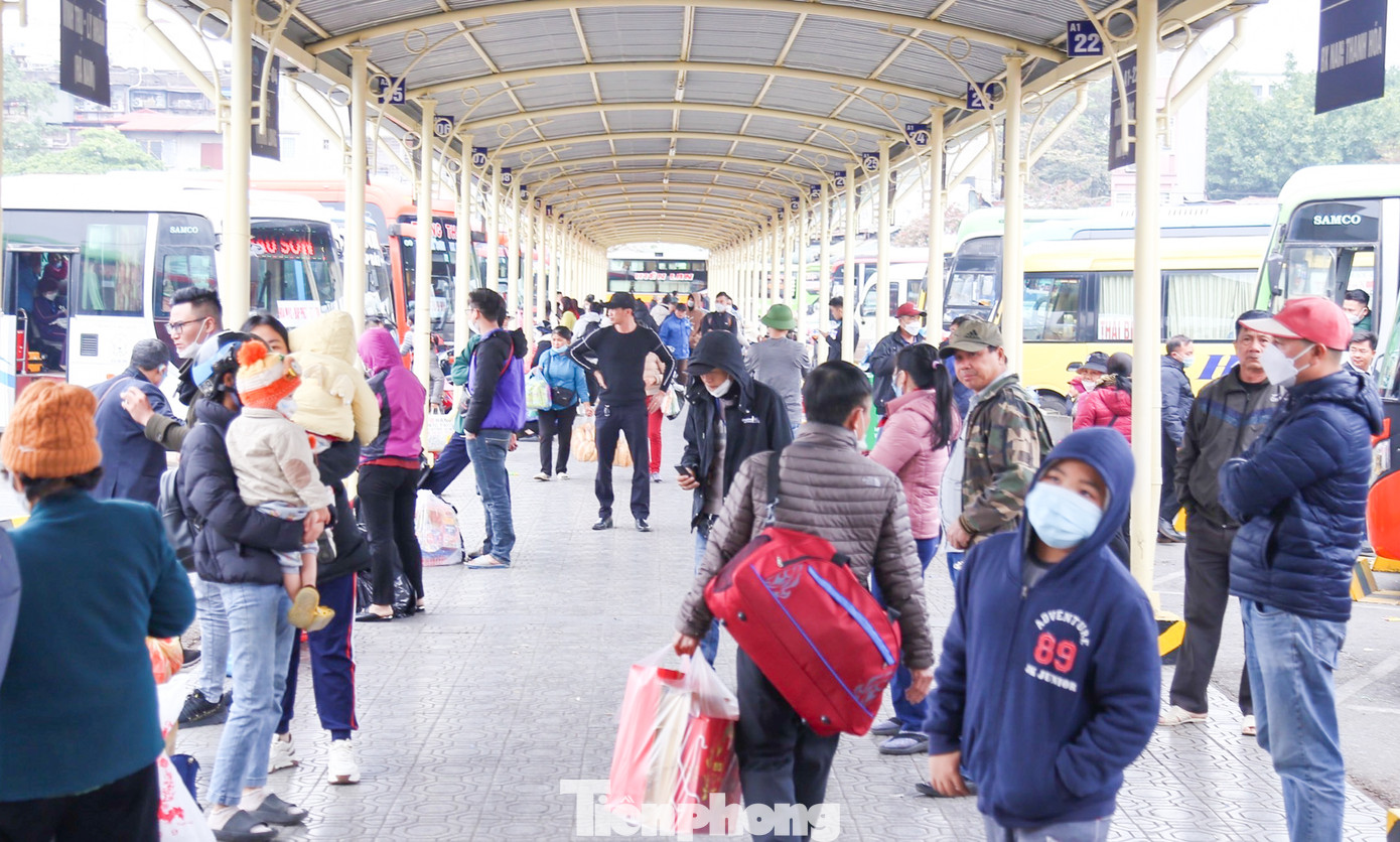 Nhiều người dân đang sinh sống, làm việc, học tập tại Hà Nội đã đổ về các bến xe để về quê nghỉ Tết ngay từ đầu giờ chiều.