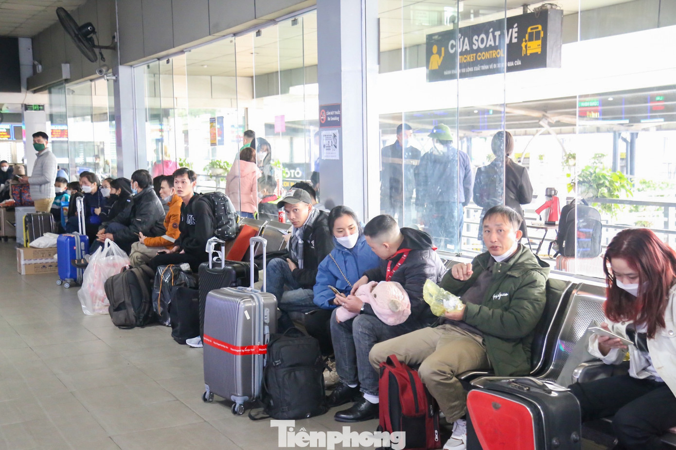 Khu vực nhà chờ bến xe Nước ngầm chật cứng, không còn 1 chỗ trống.