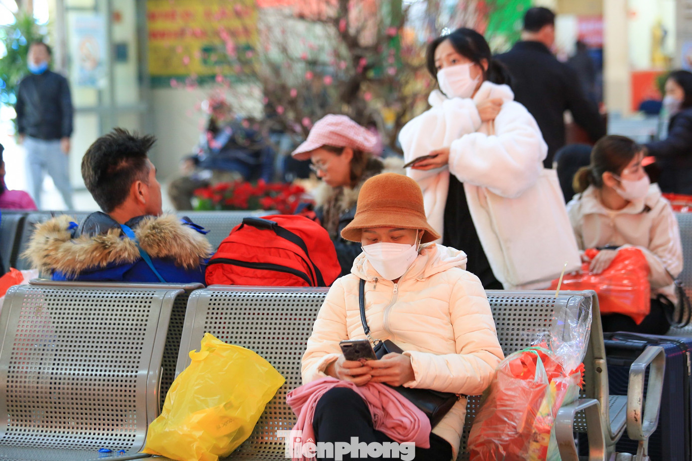 Những ngày cuối năm nhiệt độ giảm sâu, người dân trang bị đồ áo ấm kín mít, co ro ngồi đợi lên xe về quê ăn Tết.