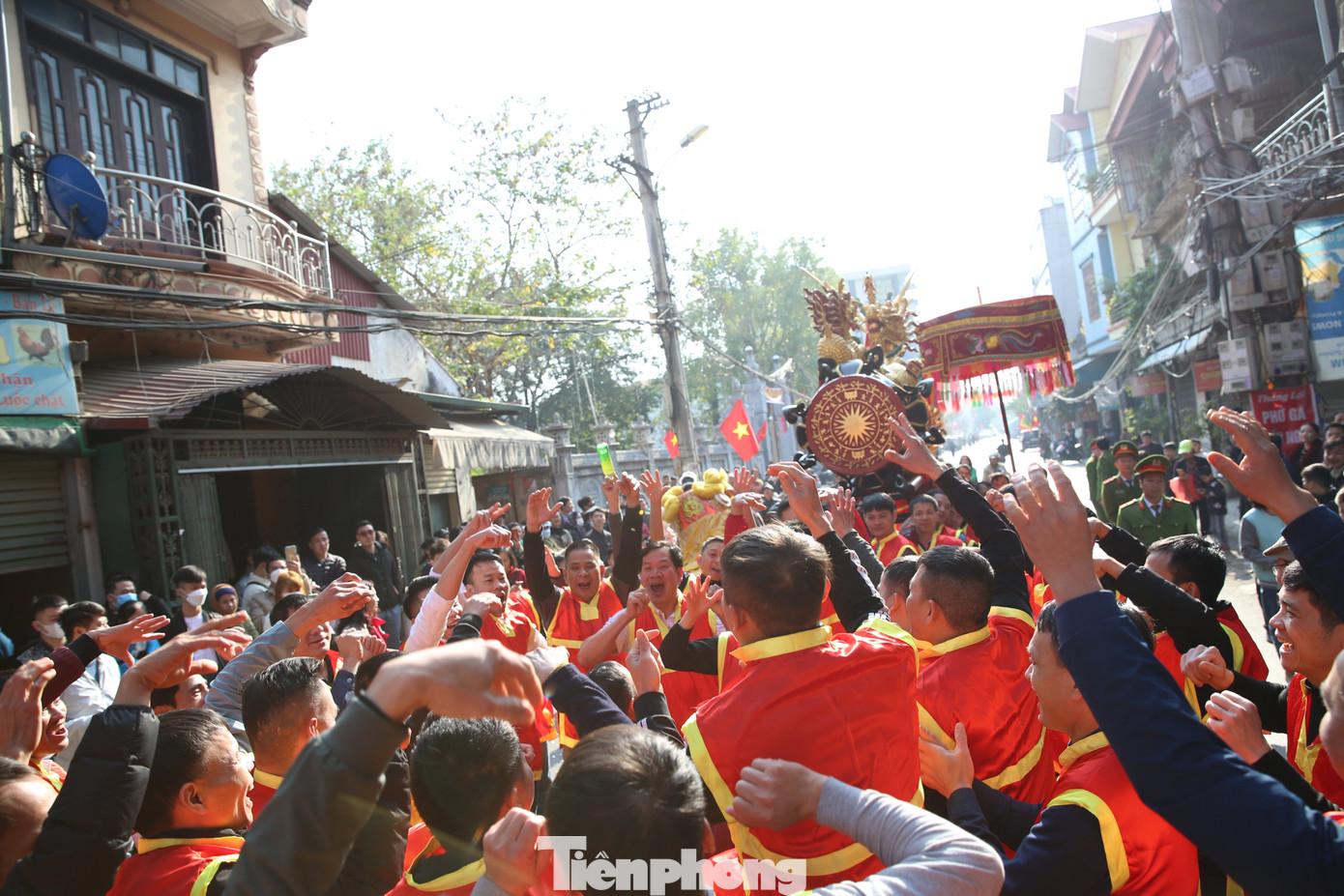 Hàng năm, làng Đồng Kỵ sẽ chọn 4 người bước sang tuổi 50 ở mỗi giáp, làm 4 vị tướng xuất quân đánh giặc (gọi là Quan đám đỏ). Mỗi vị tướng có trách nhiệm tổ chức quân. Hàng năm, làng Đồng Kỵ sẽ chọn 4 người bước sang tuổi 50 ở mỗi giáp, làm 4 vị tướng xuất quân đánh giặc (gọi là Quan đám đỏ). Mỗi vị tướng có trách nhiệm tổ chức quân.