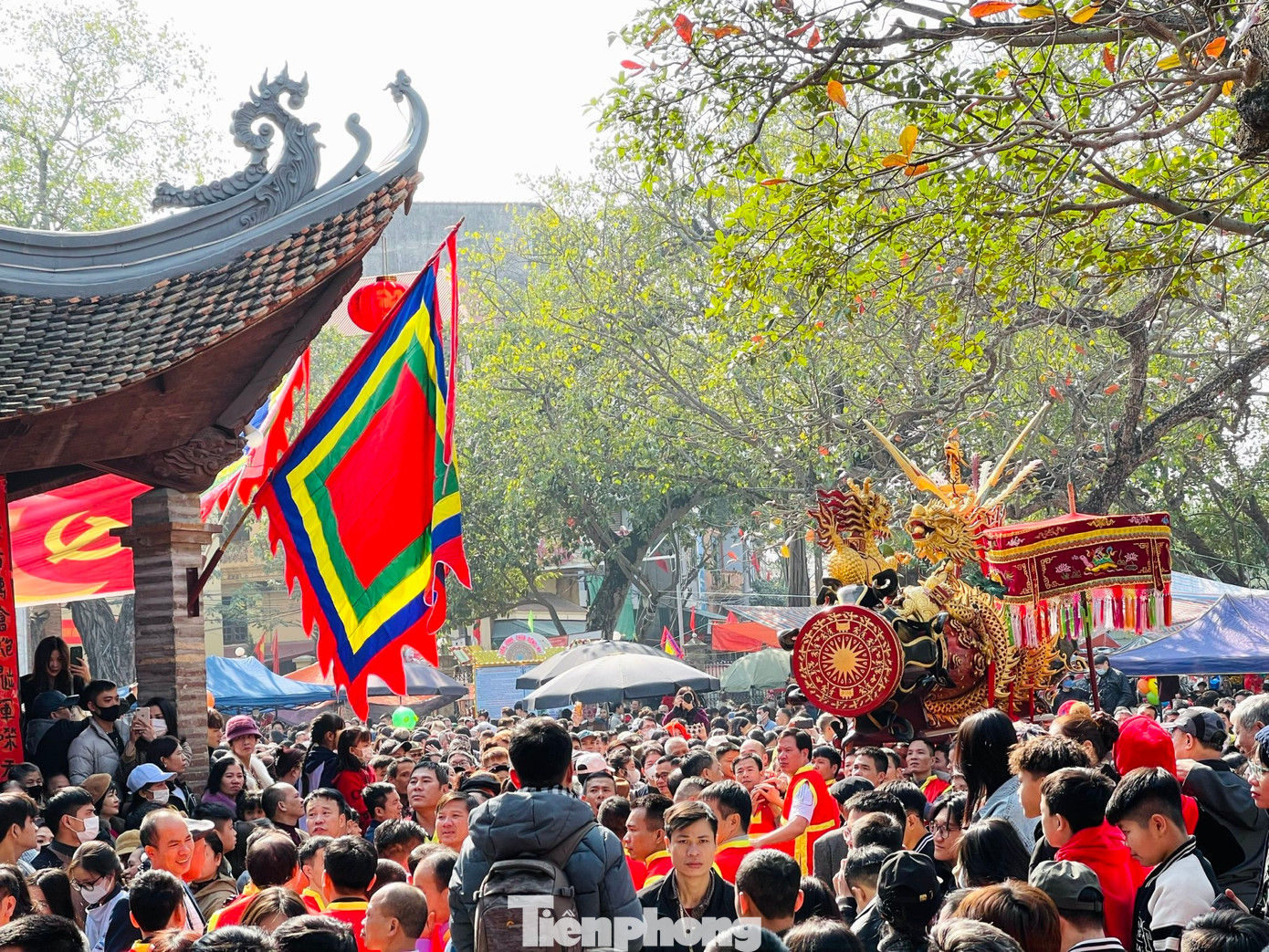 Đúng 9h, hai quả pháo được rước quanh làng. Xưa kia, làng Đồng Kỵ có hội thi làm pháo, đốt pháo để tưởng nhớ, tái hiện ngày Thánh Thiên Cương - vị tướng sau này được dân tôn thờ làm Thành hoàng làng - ra lệnh xuất quân đánh giặc. Đúng 9h, hai quả pháo được rước quanh làng. Xưa kia, làng Đồng Kỵ có hội thi làm pháo, đốt pháo để tưởng nhớ, tái hiện ngày Thánh Thiên Cương - vị tướng sau này được dân tôn thờ làm Thành hoàng làng - ra lệnh xuất quân đánh giặc.