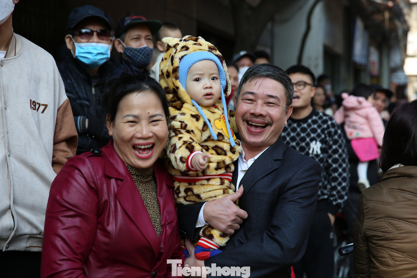 Hàng trăm người tham gia lễ rước kéo dài chừng hai tiếng, trải qua nhiều nghi thức từ nhà trưởng đám đến đình làng. Hàng trăm người tham gia lễ rước kéo dài chừng hai tiếng, trải qua nhiều nghi thức từ nhà trưởng đám đến đình làng.