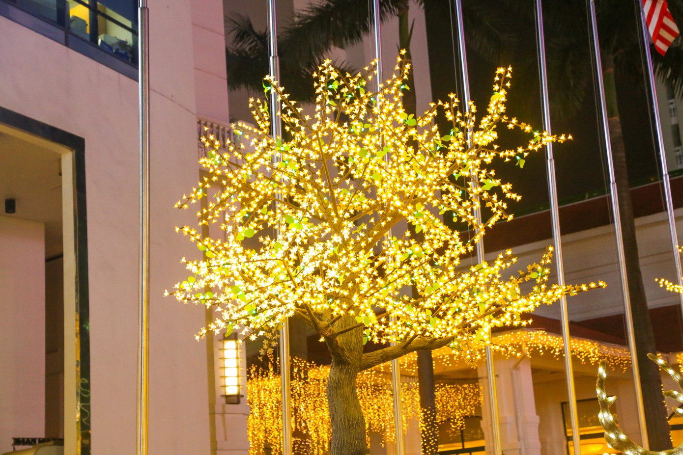 Khách sạn Daewoo Hà Nội rực rỡ với cây thông Noel, các chú tuần lộc, hộp quà và đèn nháy lấp lánh thu hút người đi đường.