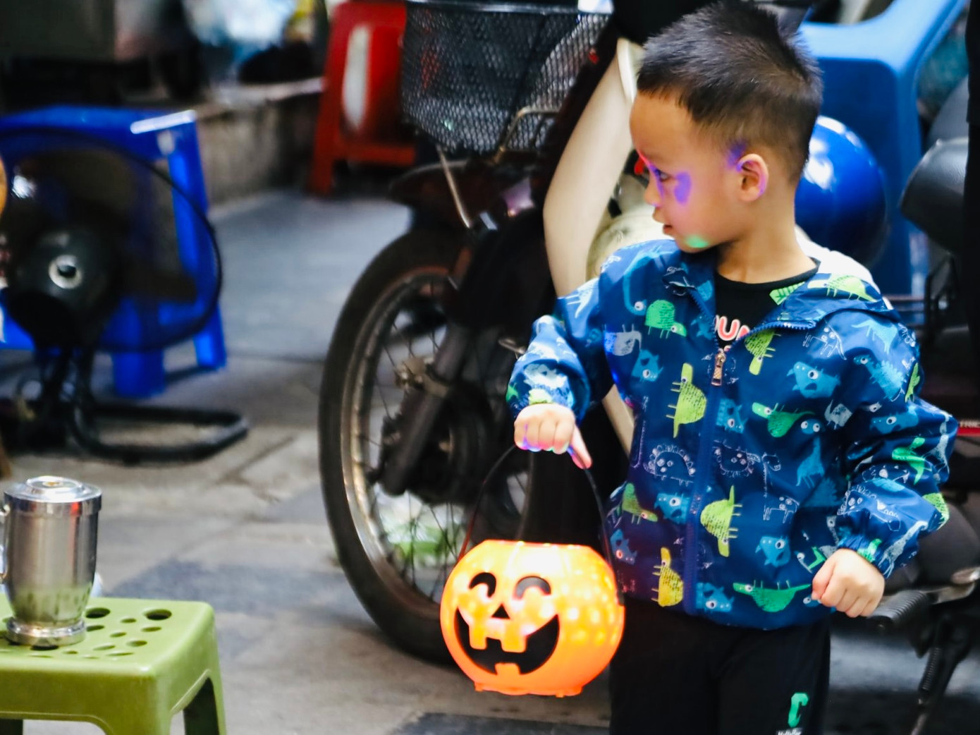 Khảo sát nhanh của PV báo Tiền Phong, các mặt hàng như nón phù thủy, tóc giả, hình nộm, bộ xương, lưỡi hái, kiếm, đèn bí đỏ... được bày bán tràn ngập trên phố Hàng Mã, Hà Nội vào trung tuần tháng 10.