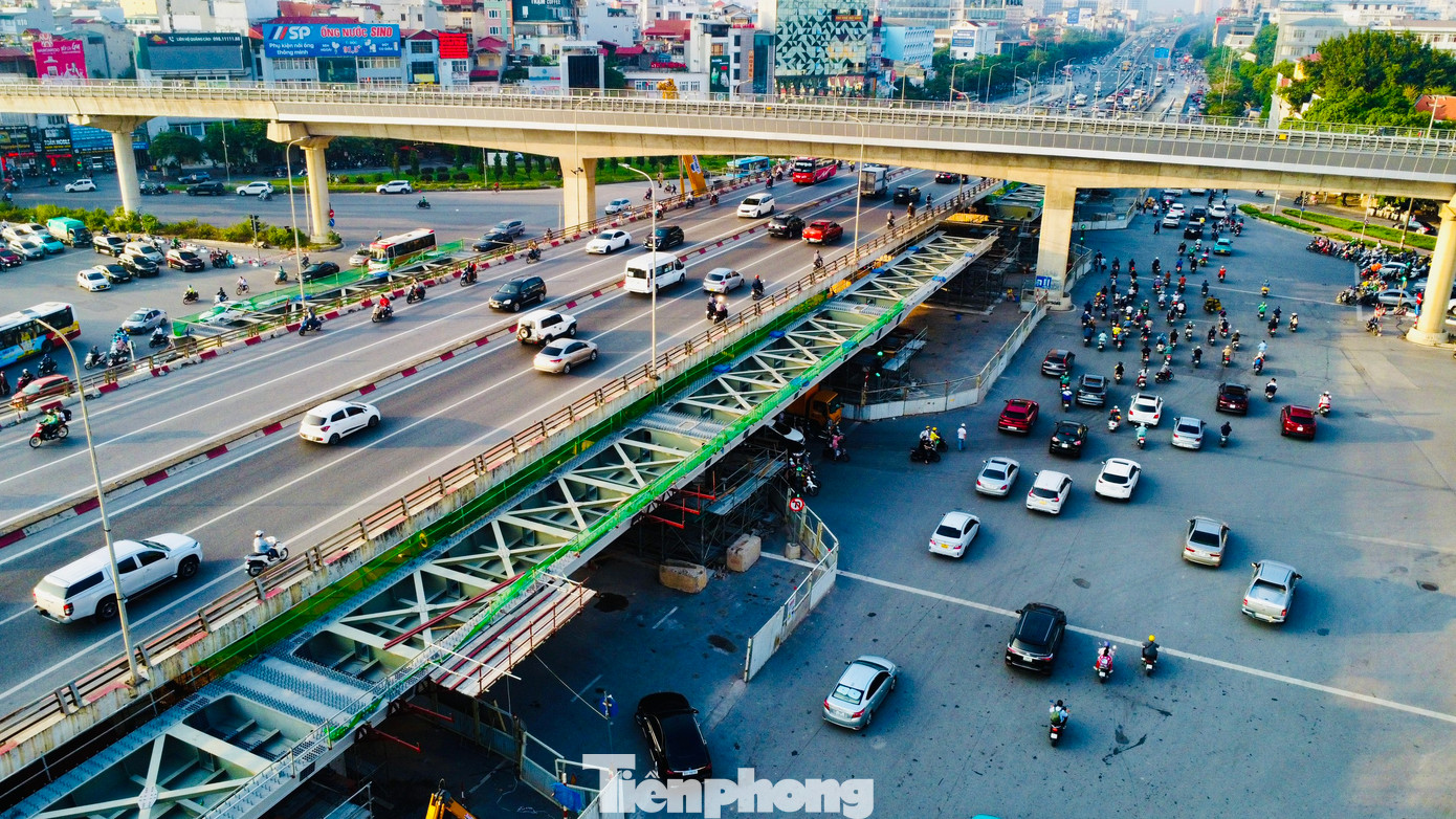 Mỗi bên cầu vượt Mai Dịch sẽ được xây dựng một đơn nguyên cầu đô thị rộng 7,75m gồm: 1 làn xe cơ giới (3,5m) và 1 làn xe hỗn hợp (3m), còn lại là dải an toàn và bó vỉa. Đến nay, tiến độ thi công dự án đạt trên 50%, cơ bản đáp ứng tiến độ điều chỉnh.