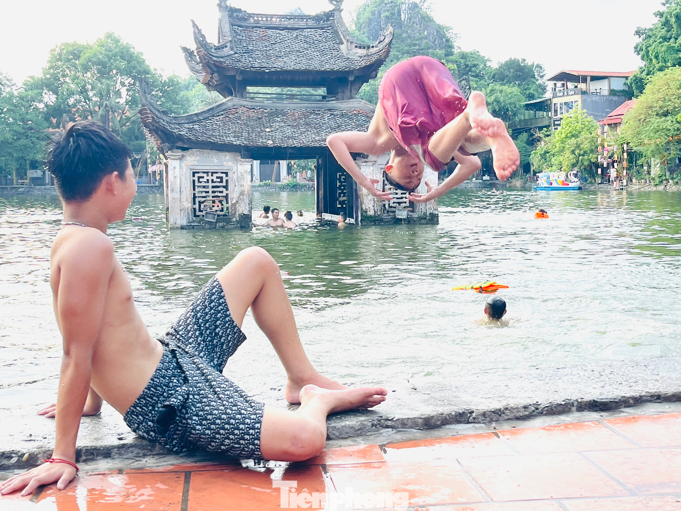 Hồ Long Trì (hay còn gọi là hồ Long Chiểu) nằm dưới chân núi Sài Sơn hay còn gọi núi Thầy, có từ đời nhà Lý với lịch sử hơn 1.000 năm. Chùa thuộc địa phận hai thôn Đa Phúc và Thụy Khê.