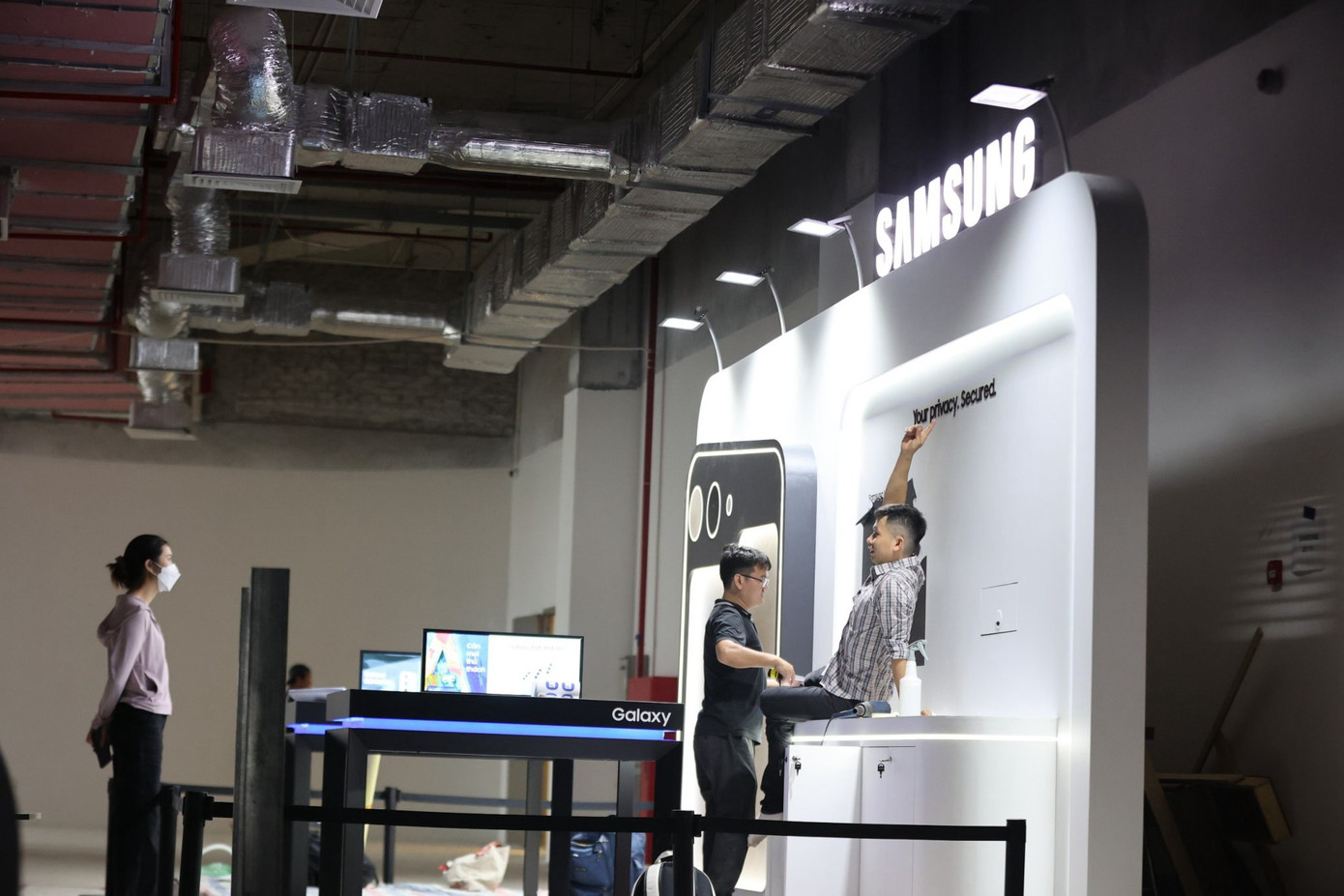 Các công nhân đang khẩn trương hoàn thiện những hạng mục cuối cùng để kịp khánh thành.