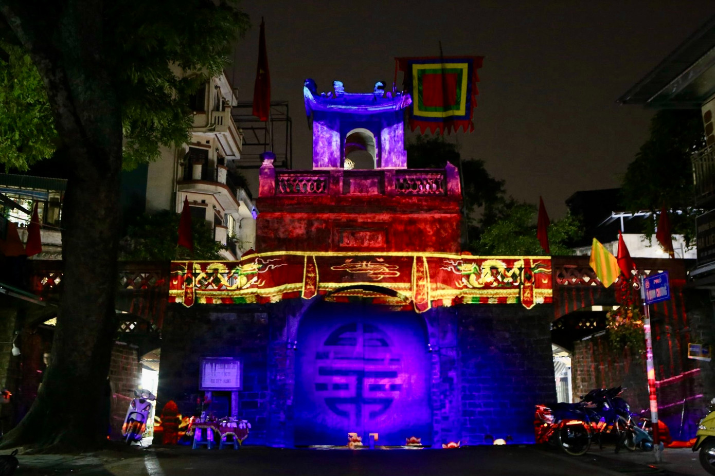 Lễ ra mắt sản phẩm du lịch đêm Hà Nội, giới thiệu Không gian trải nghiệm nghệ thuật chiếu sáng “Đêm Hà Nội-Điểm chạm của những xúc cảm” và công bố Quyết định công nhận khu du lịch cấp thành phố Khu vực hồ Hoàn Kiếm - phụ cận và khu phố cổ Hà Nội được tổ chức, nhằm thúc đẩy phát triển sản phẩm du lịch đêm của Thủ đô Hà Nội, nâng cao năng lực cạnh tranh, tăng cường thu hút khách, tăng chi tiêu và kéo dài thời gian lưu trú của khách du lịch, góp phần đưa du lịch đêm trở thành sản phẩm chủ đạo để phát triển kinh tế ban đêm ở Hà Nội.