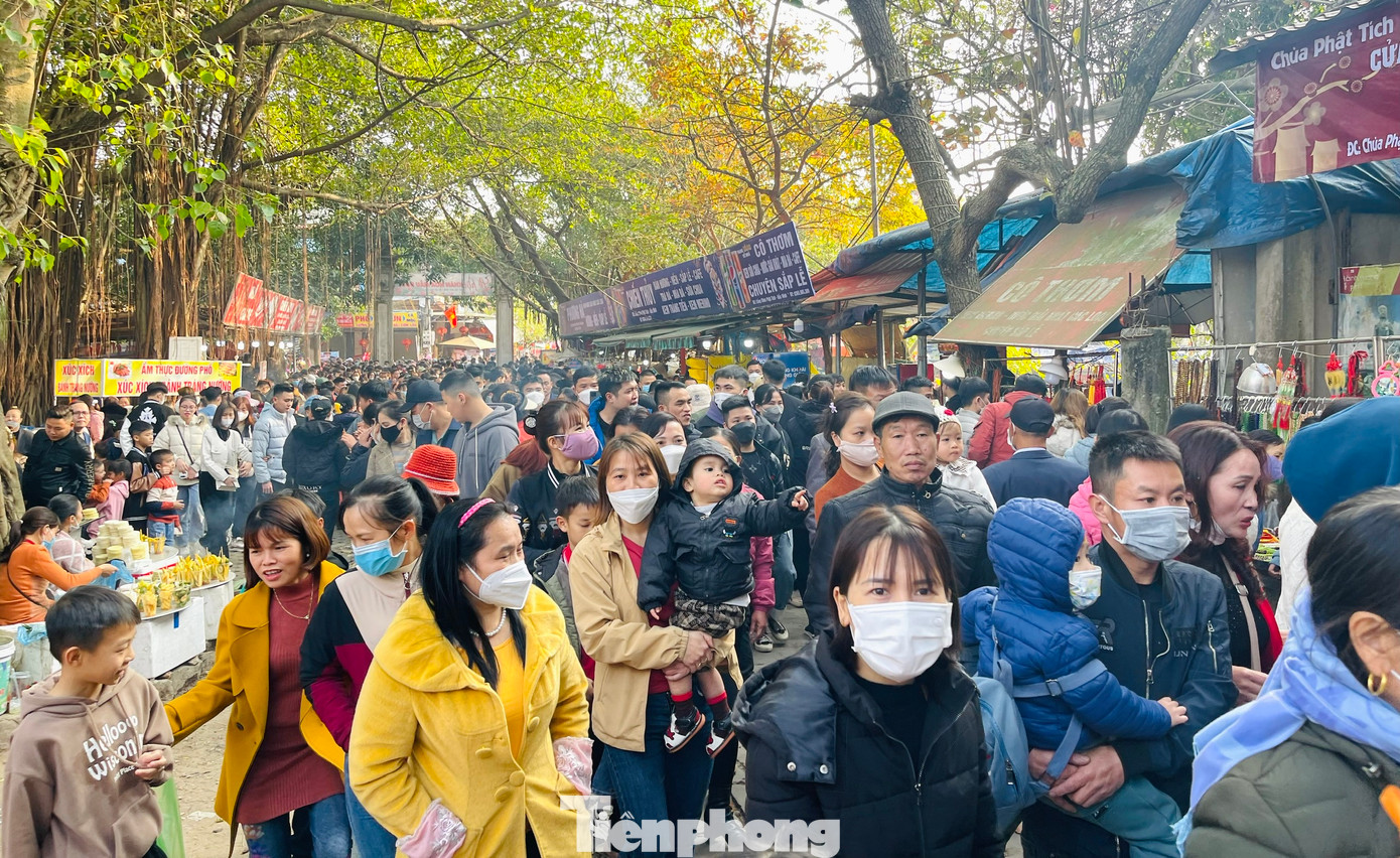 Năm mới, rất đông du khách đã về chùa Phật Tích để lễ Phật, cầu bình an.