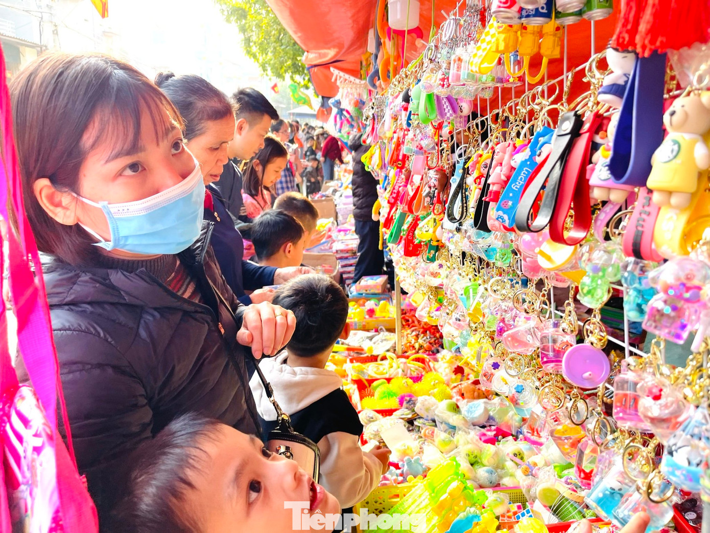 Các gian hàng trò chơi với nhiều sắc màu thu hút nhiều gia đình dừng chân khi đi du xuân lễ Phật.