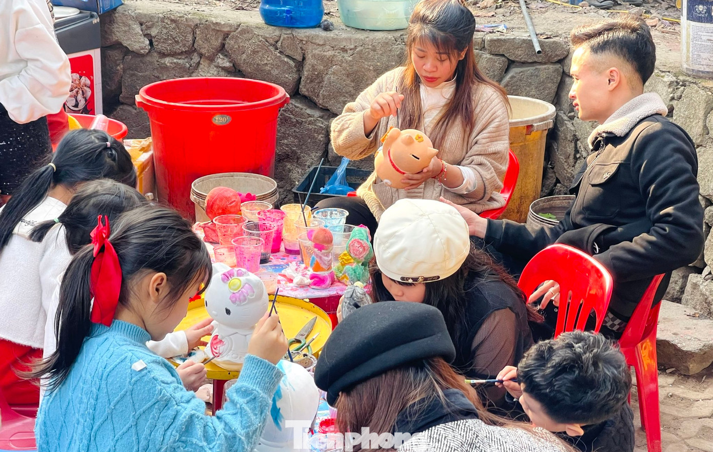 Quầy tô tượng cũng không còn một chỗ trống.