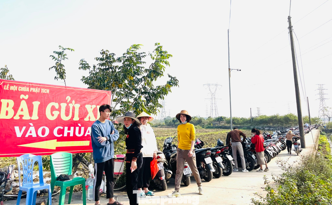 Bãi gửi xe máy xếp dài hàng chục mét không còn một chỗ trống.