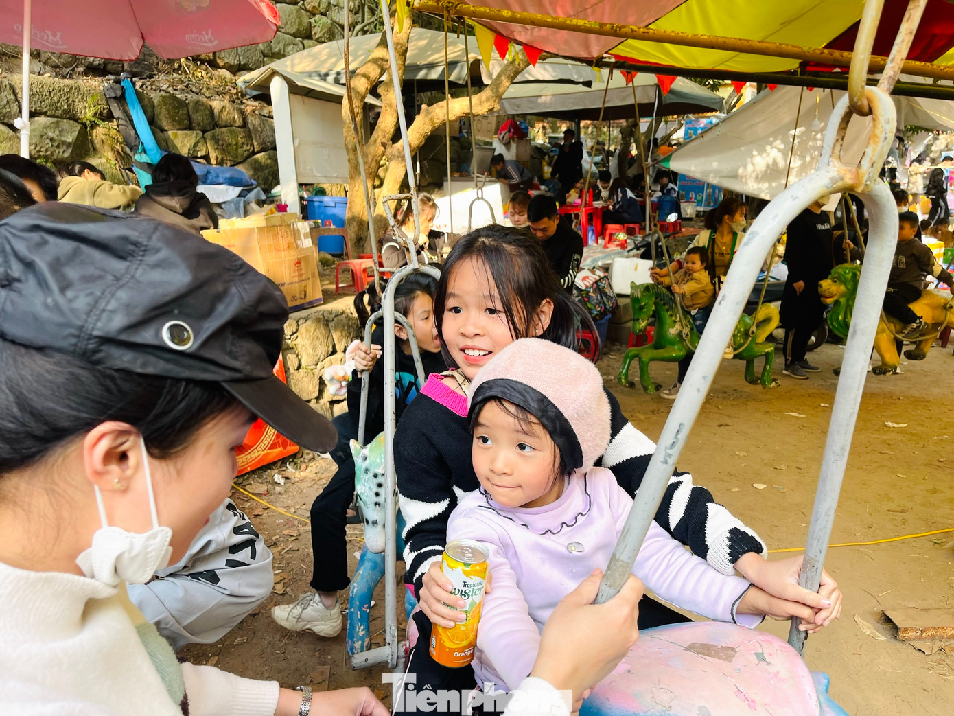 Những trò chơi như ngựa quay, xích đu thu hút nhiều bạn nhỏ hào hứng tham gia.
