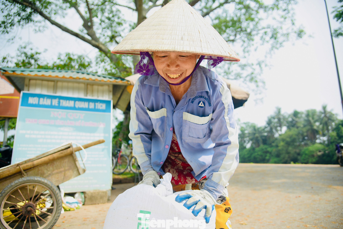 Nụ cười rạng rỡ hứa hẹn vụ mùa bội thu của nông dân huyện ngoại thành Hà Nội.