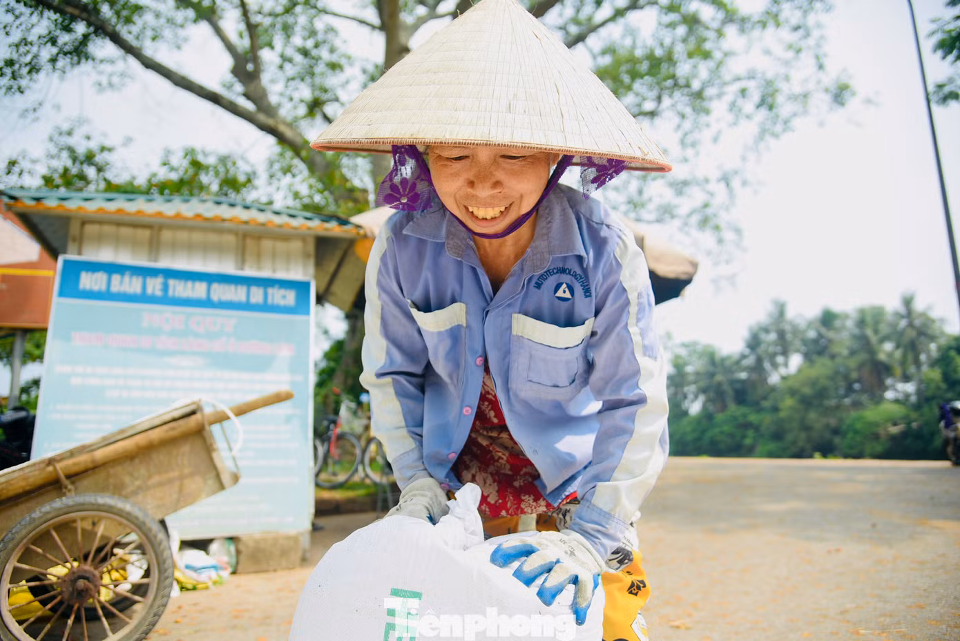 Nụ cười rạng rỡ hứa hẹn vụ mùa bội thu của nông dân huyện ngoại thành Hà Nội.