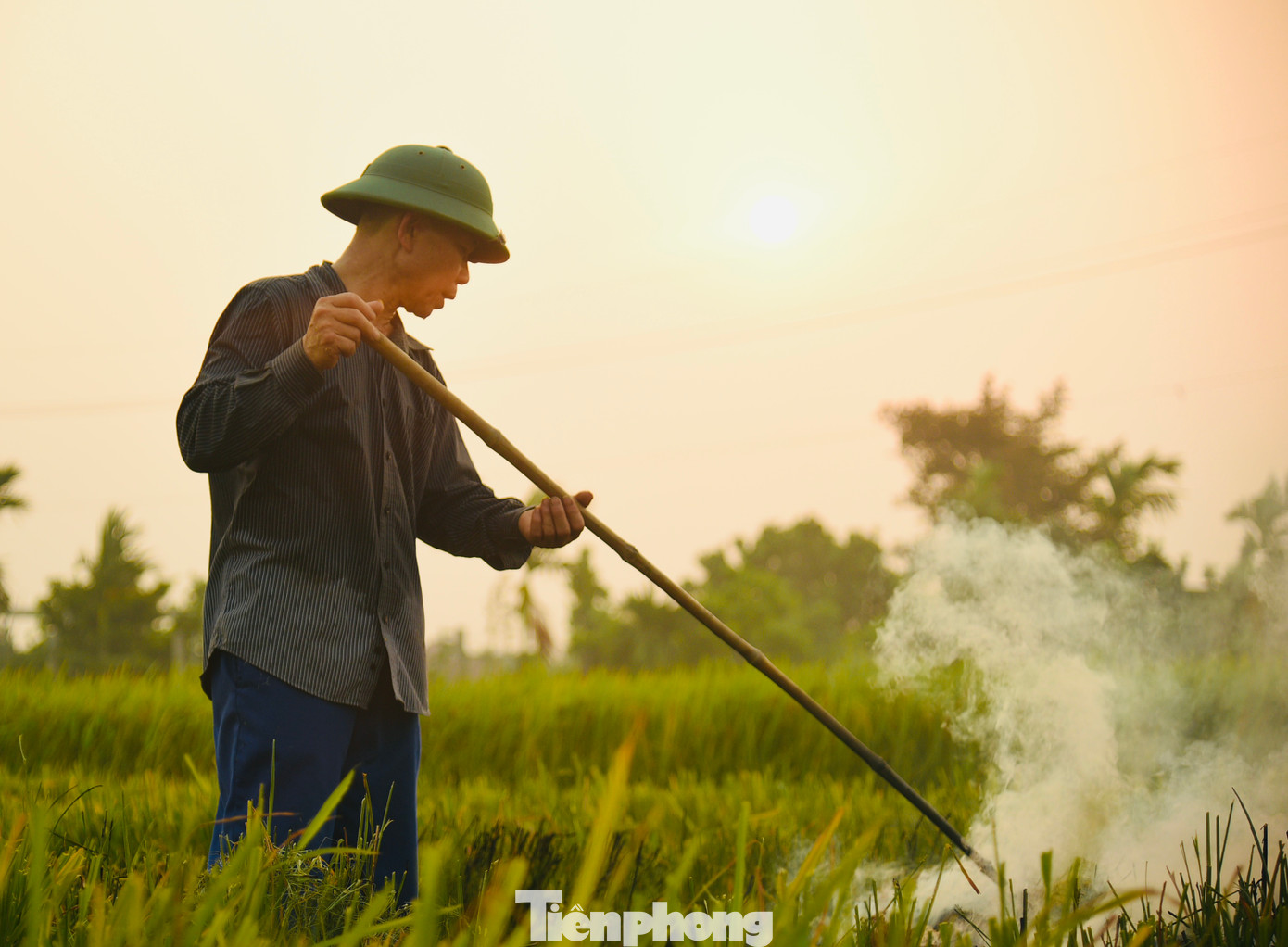 Trong đợt nắng nóng kỷ lục ở Hà Nội, 18h chiều, ánh nắng vẫn chói chang và nhiệt độ vẫn ở ngưỡng 37-38 độ C.