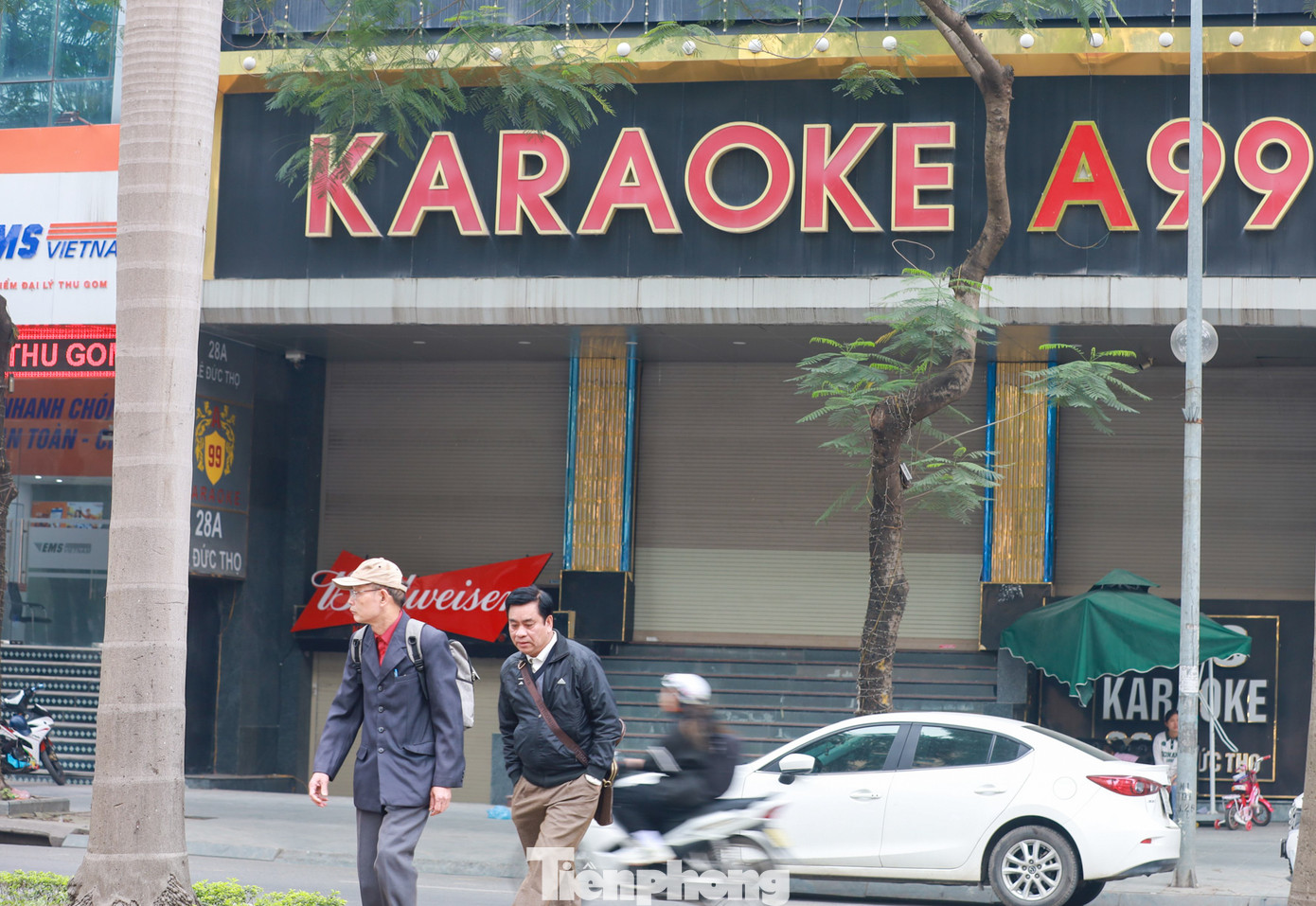 Mới đây, hàng trăm nhà đầu tư karaoke trên địa bàn thành phố Hà Nội đã cùng ký đơn kiến nghị gửi các cấp chính quyền mong được tháo gỡ các khó khăn, vướng mắc.
