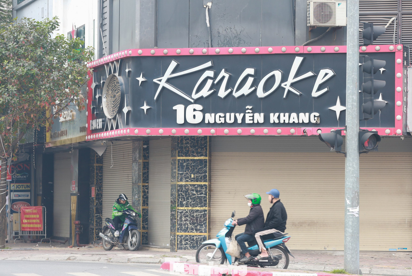 Ông Nguyễn Đăng Sỹ - chủ quán karaoke số 16 Nguyễn Khang (quận Cầu Giấy, Hà Nội) chia sẻ: "Sau thời gian dài đóng cửa vì COVID-19, hầu hết các cơ sở kinh doanh đều phải đầu tư tiền khá nhiều vào công tác sửa chữa máy móc, cơ sở vật chất. Tuy nhiên, mới hoạt động trở lại chưa lâu thì lại phải đóng cửa, hậu quả là rất nhiều cơ sở kinh doanh đã phá sản hoặc đứng trước nguy cơ phá sản".