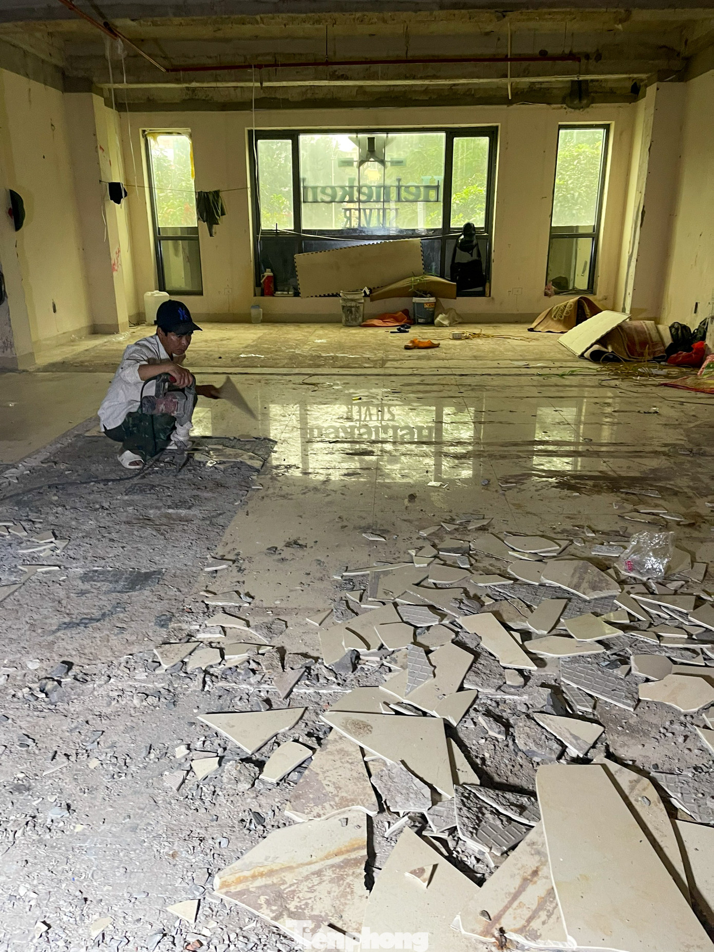 Ngoài ra, áp lực từ tiền thuê mặt bằng, tiền bồi hoàn sửa chữa lại hiện trạng thuê ban đầu, tiền bồi thường hợp đồng, cung ứng sản phẩm cũng khiến các nhà đầu tư phải đau đầu.