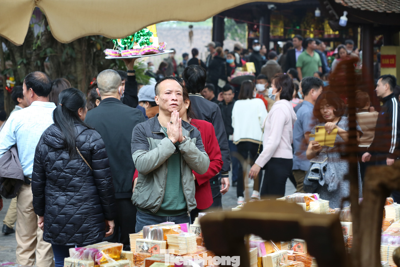 Với quan niệm, "đầu năm đến vay Bà, cuối năm đi trả nợ" sẽ giúp việc kinh doanh, buôn bán thuận lợi nên ngay từ những ngày đầu Xuân năm mới, hàng nghìn du khách thập phương đã đến Đền Bà Chúa Kho để dâng hương, hành lễ.