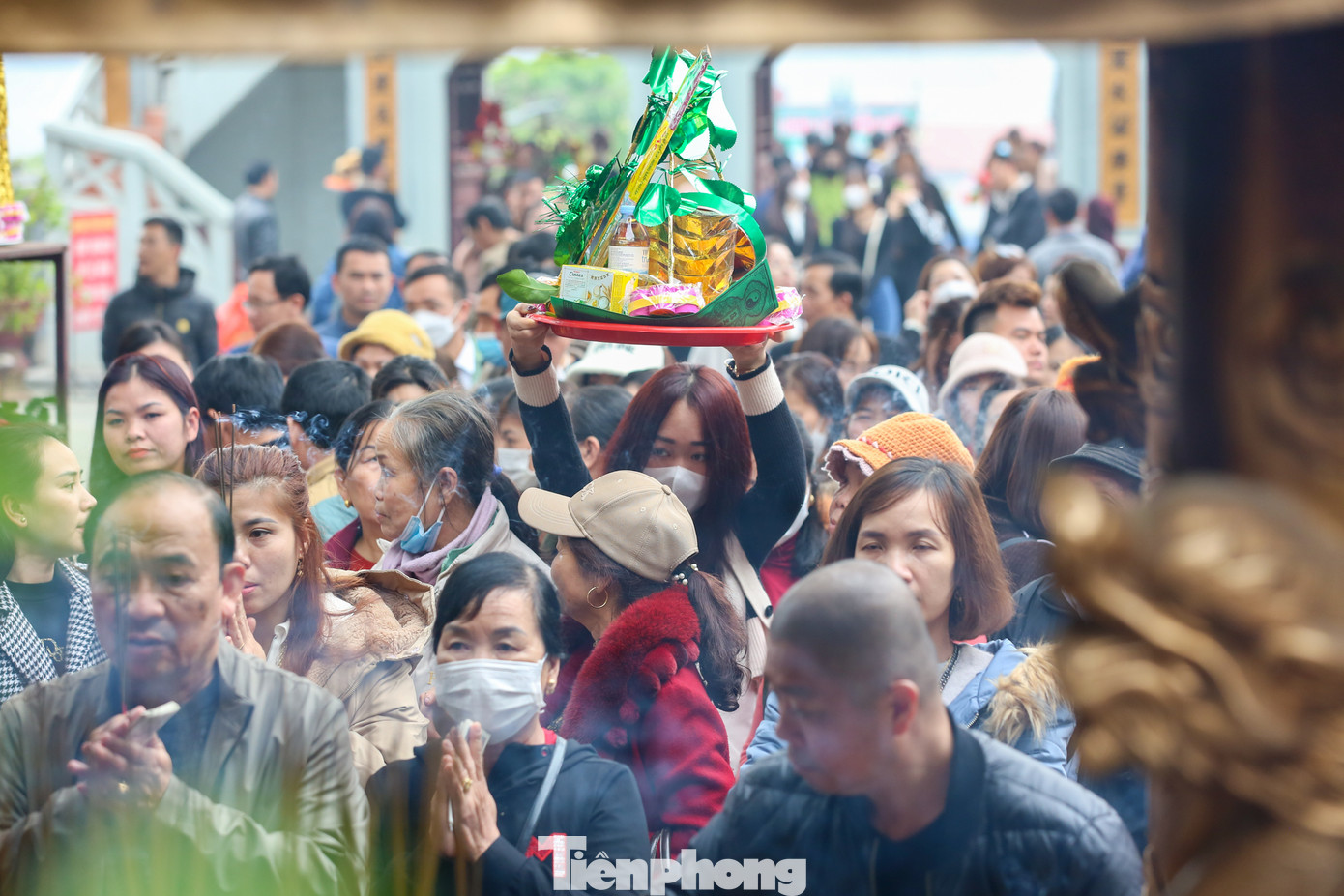 Hôm nay đúng ngày giỗ Bà, rất đông người đến hành lễ nhưng không xảy ra tình trạng chen lấn xô đẩy. Ban quản lý cũng chuẩn bị sẵn các phương án, có nơi riêng để mọi người chuẩn bị lễ cũng như bãi đỗ xe đã được phân luồng từ xa, có biển chỉ dẫn đi lại rất thuận tiện….