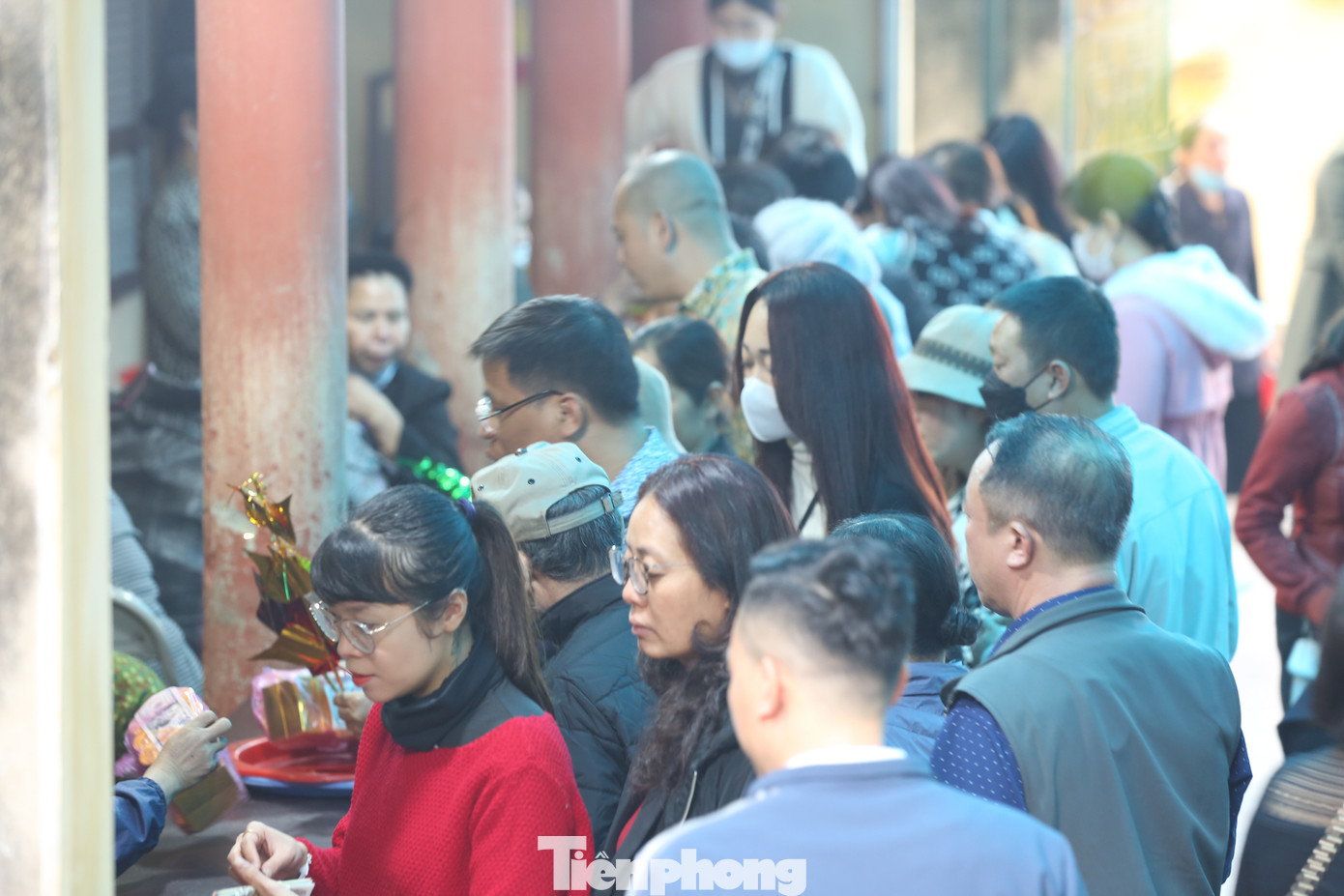 Khu vực "nhập kho, phát lộc" luôn đông đúc nhộn nhịp người đứng chờ.