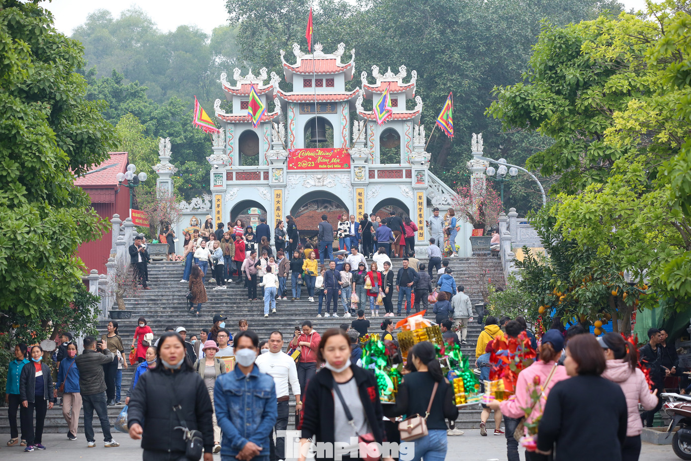 Đền Bà Chúa Kho là đền thờ Mẫu nằm tại vùng quê Kinh Bắc nổi tiếng. Ngôi đền nằm trên lưng chừng núi Kho thuộc Cô Mễ, phường Vũ Ninh (thành phố Bắc Ninh).