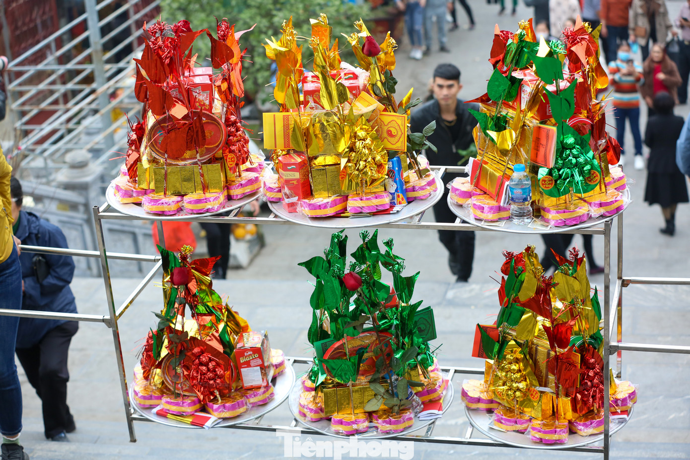 Để phục vụ cho người dân hành lễ, những mâm lễ với dịch vụ trọn gói bao gồm mâm cỗ, có cả kèm người bưng mâm lên tận đền.