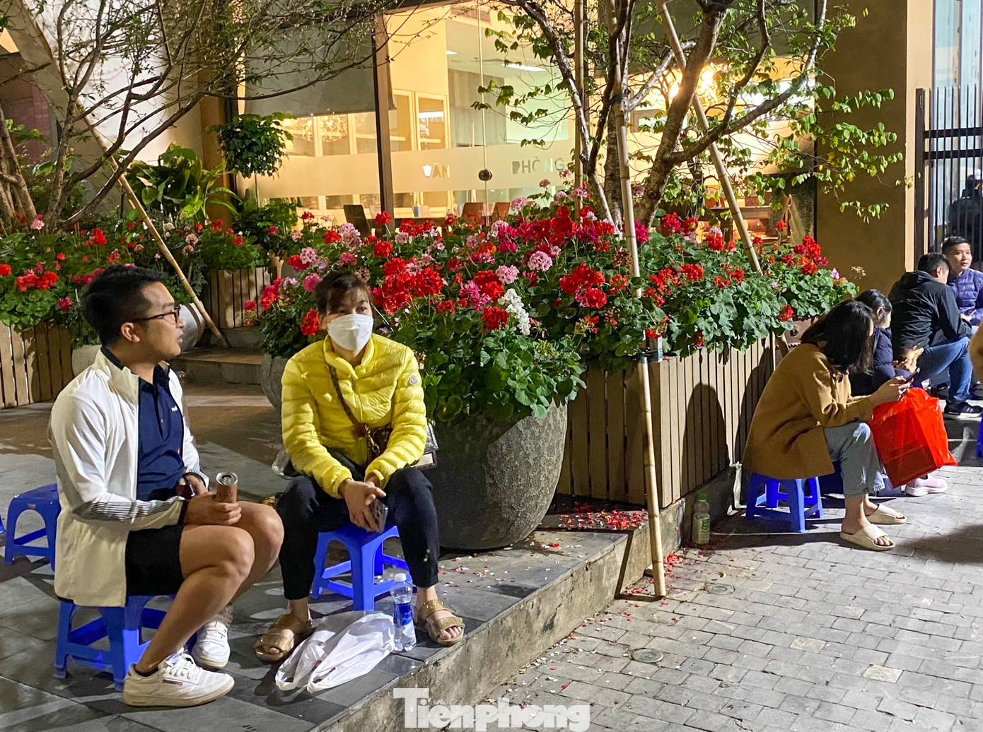 Nhiều phụ huynh quyết "bám trụ" đến cùng để cầm bằng được trên tay tấm phiếu đăng ký vào lớp 1 cho con.