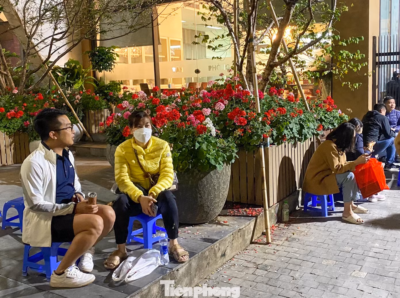 Nhiều phụ huynh quyết "bám trụ" đến cùng để cầm bằng được trên tay tấm phiếu đăng ký vào lớp 1 cho con.